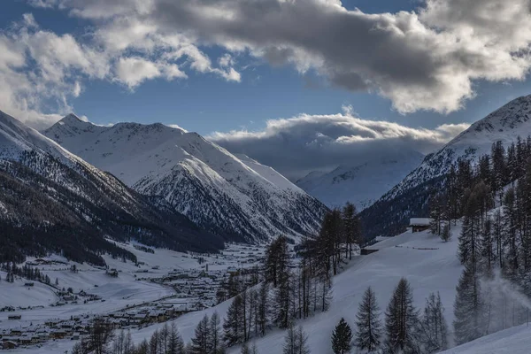 Vista de inverno do topo na cidade de Livigno e lago Livigno. Itália . — Fotografia de Stock