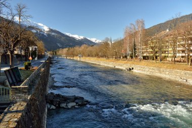 Lienz, Avusturya 'da köprüden Drava nehrine bir manzara