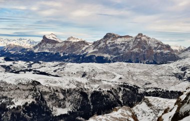 Sella Ronda 'da kayak. Panoramik manzara. Kış Dolomiten Alpleri, İtalya.
