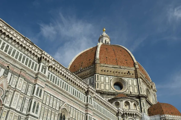 Florence Duomo. İtalya 'nın Floransa kentindeki Aziz Mary Bazilikası Santa Maria del Fiore Bazilikası. Florence Duomo, İtalya 'nın Floransa kentinin en önemli simgelerinden biridir. — Stok fotoğraf