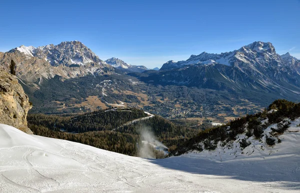 Dolomiterna, Dolomiti - Italien på vintern. Stenar nära Cortina D 'Ampezzo. — Stockfoto