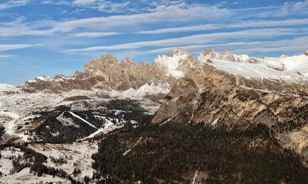 Passo Sella Peak en la estación de esquí de Canazei, Alpes Dolomitas, Italia —  Fotos de Stock