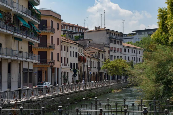 Treviso vagyok. Olaszország: Régi ház Treviso történelmi kerületében. Veneto régió. Olaszország — Stock Fotó