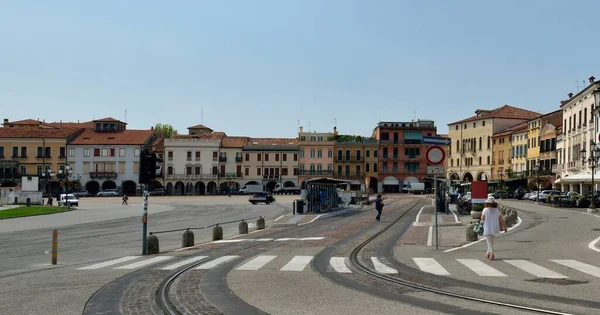 Az ovális csatorna körül a szökőkút, a Prato della Valle, Padova, Olaszország — Stock Fotó