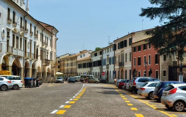 Погляд на стару, вузьку вулицю в Падуї (Італія).. — стокове фото