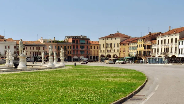 Az ovális csatorna körül a szökőkút, a Prato della Valle, Padova, Olaszország — Stock Fotó