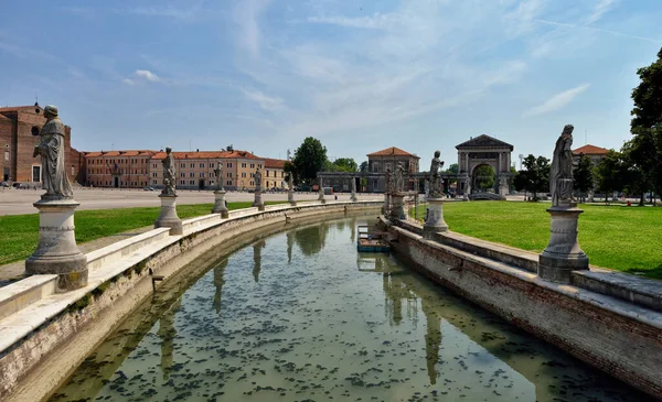 İtalya, Padua 'daki Prato della Valle çeşmesinin etrafındaki oval kanal. Büyük eski kilise.. — Stok fotoğraf