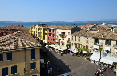 Sirmione, Garda Gölü 'ndeki Rocca Scaligera Kalesi' nden görüntü. Göl manzarası, İtalya sonbaharı.