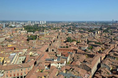 Bologna, İtalya, hava panoramik cityscape tipik evleri, eski binalar ve Ortaçağ kule çatılarının üzerinde