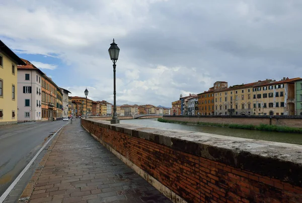 Kilátás a középkori város Pisa híd "Ponte di Mezzo" Arno folyó — Stock Fotó