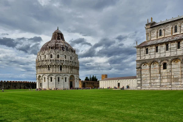 Panorama van de scheve toren van Pisa met de kathedraal Duomo en de doopkapel in Pisa, Toscane, Italië — Stockfoto