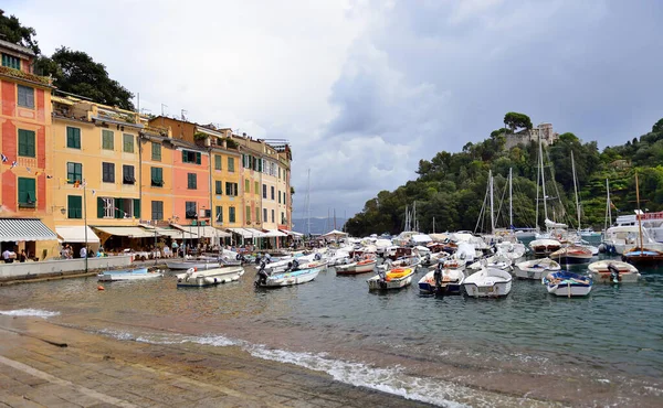 Impresionante ubicación de viaje, Portofino antiguo pueblo de pescadores, impresionantes edificios mediterráneos coloridos y puerto de lujo con los turistas, Liguria, Italia, Europa — Foto de Stock