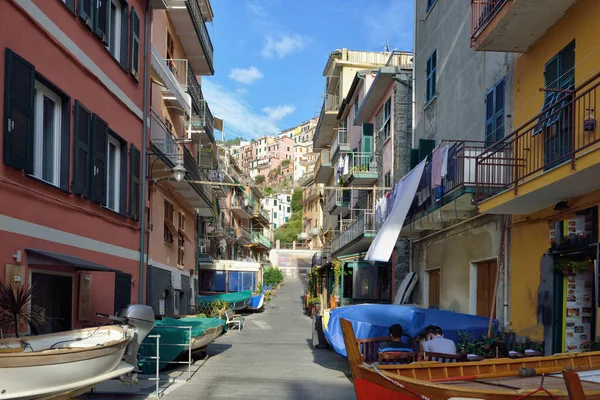 Colorful houses in Manarola Village, Cinque Terre Coast of Italy. Manarola is a beautiful small town in the province of La Spezia, Liguria, north of Italy and one of the five Cinque terre attractions. — Stock Photo, Image