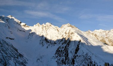 İtalya 'nın Ladurns kentindeki kayak merkezinde gün doğumu
