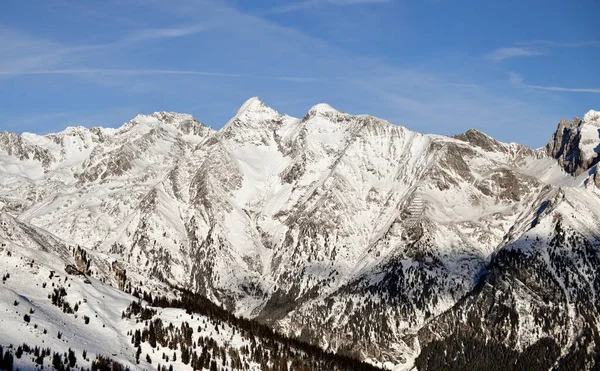 Kalter Wintermorgen im Skigebiet ladurns, Italien — Stockfoto