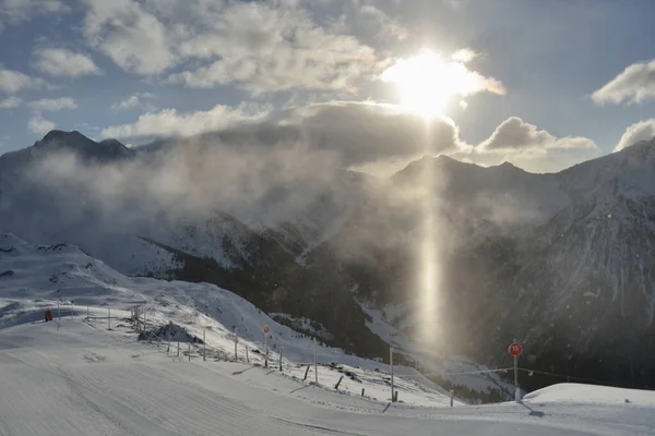 O halo de sol sobre montanhas rochosas em Racines. Vipiteno, Itália . — Fotografia de Stock