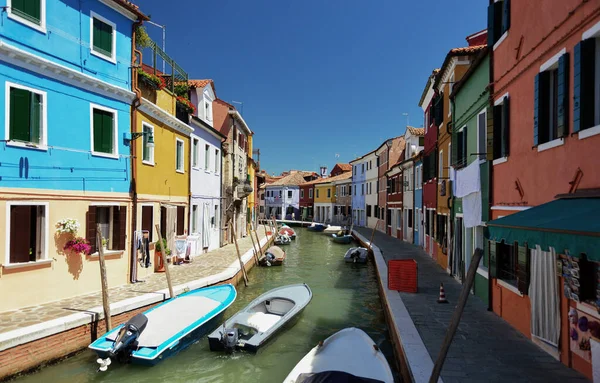 Burano ilha canal, casas coloridas e barcos, Veneza Itália Europa — Fotografia de Stock