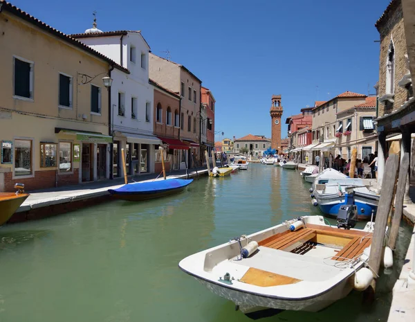 Vista de un canal en la isla murano en italia —  Fotos de Stock