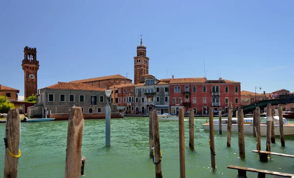 Солнечный летний день в Венеции. Пилы, море, здания . — стоковое фото