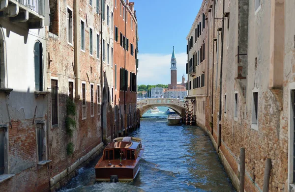 Лодки на канале в Венеции — стоковое фото