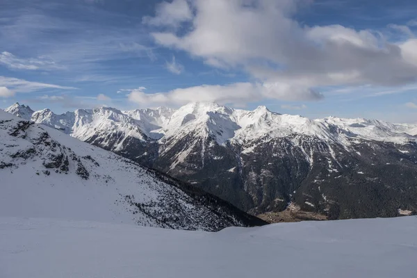 Bormio az olasz Alpokban. Síközpont a Cima Bianca lejtőin. — Stock Fotó