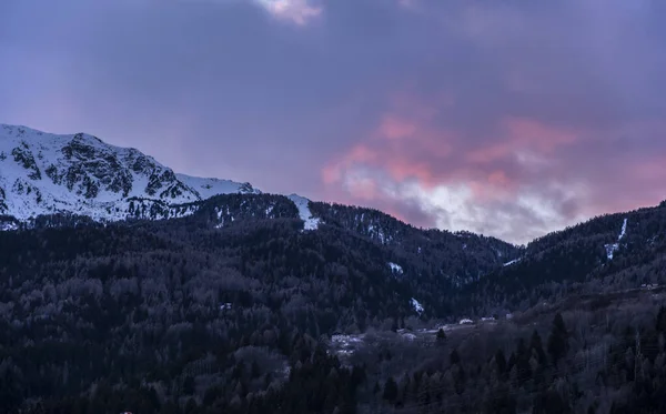 Röd solnedgång i Bormio, Sondrio, Italien. Januari 2019. — Stockfoto