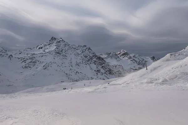 Montagne in discesa nelle Alpi italiane, in Europa, in Italia. Zona sciistica Santa Caterina Valfurva — Foto Stock