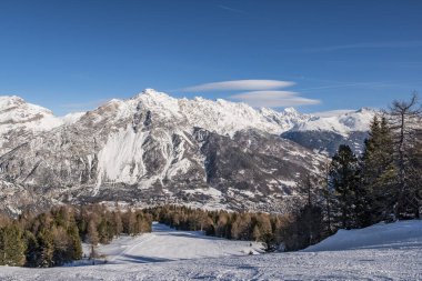 Valdidentro Valtellina İtalya Kışı. İzolakya 'da kayak merkezi, Alpler, kayak pisti..