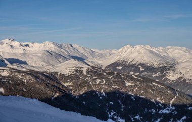 Bormio, Sondrio, İtalya çevresindeki güzel dağlar ve kayalar. Alpler, güneşli kış günü.