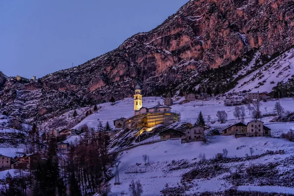 Vinterlandskap vid solnedgången i den höga Valtellina, mellan de italienska centrala Alperna, byn Valdidentro, Sondrio, Italien — Stockfoto