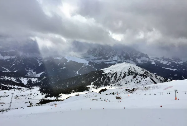 Geislergruppe, Seceda-Gipfel zwischen Wolken im Winter, Gröden in den Dolomiten in Italien — Stockfoto