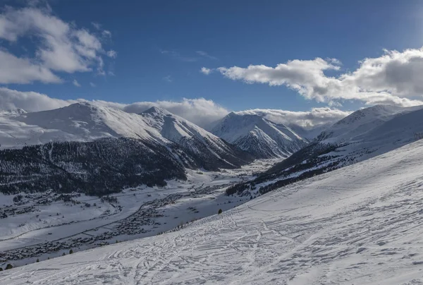 Zimní pohled shora na město Livigno a jezero Livigno. Itálie. — Stock fotografie