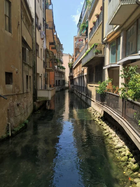 Канал в Тревизо в историческом центре Италии . — стоковое фото