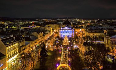 Ukrayna, Lviv 'de hava panoramik gece manzarası. Unesco Dünya Mirası Bölgesi. Gece, kış şehri..