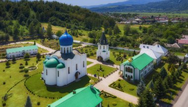 Aziz Kirill ve Mefodiy Manastırı. Ukrayna 'nın Svaliava kentindeki Drachyno köyündeki Kutsal Üçlü Cyril ve Methodius manastırı..