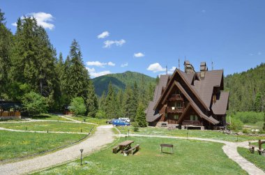 Tsarinka, Slavsk, Ukrayna. Güneşli bahar günü, ahşap ev ve orman