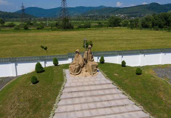 Ukrayna, Svalyava. Kirill Mefodiy manastırındaki Aziz Kirill ve Mefodiy kardeşlerin anıtı..