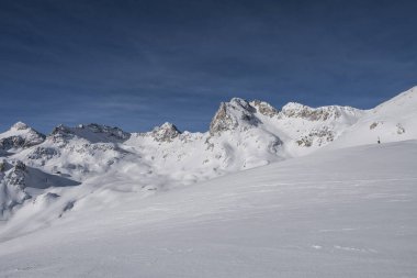St. Moritz 'de kış manzarası. Almanca: Aziz Moritz, İtalyanca: San Maurizio. İsviçre 'deki Engadine Vadisi' nde bir tatil köyü.
