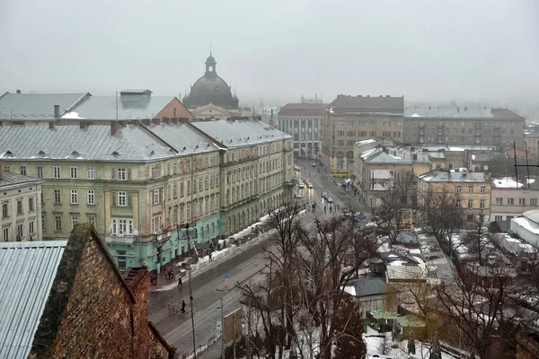 Telhados da cidade velha em Lviv, na Ucrânia, durante o dia. A atmosfera mágica da cidade europeia. Marco, a prefeitura e a praça principal. Drone foto. — Fotografia de Stock