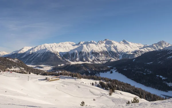 Zimní krajina v St. Moritz. Němčina: Sankt Moritz, italština: San Maurizio. Středisko v údolí Engadine ve Švýcarsku — Stock fotografie