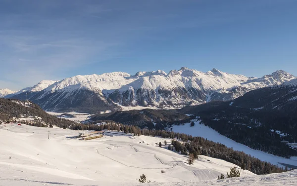 Paisagem de inverno em St. Moritz. Alemão: Sankt Moritz, italiano: San Maurizio. Uma cidade resort no vale Engadine, na Suíça — Fotografia de Stock