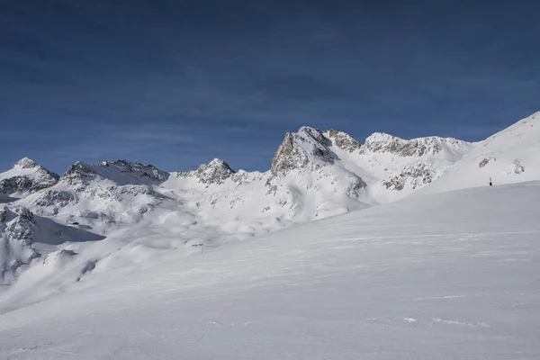 セント・モリッツの冬の風景。ドイツ語:サンクト・モリッツ、イタリア語: San Maurizio 。スイスのエンジン渓谷にあるリゾートタウン — ストック写真