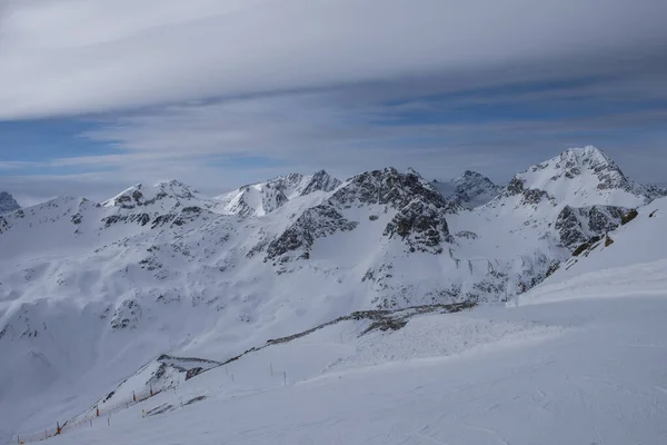 Winterlandschaft in St. Moritz. deutsch: sankt moritz, italienisch: san maurizio. ein Kurort im Engadiner Tal in der Schweiz — Stockfoto