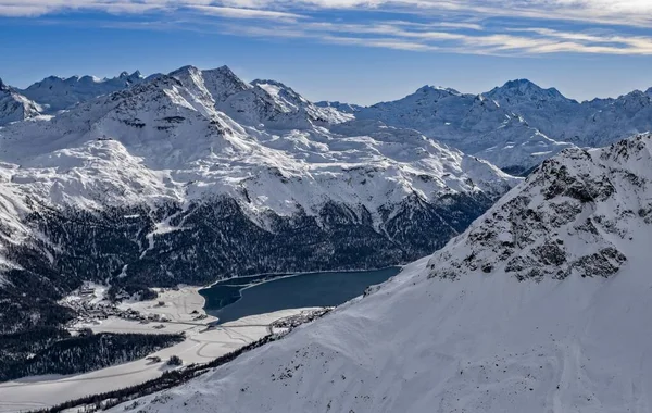 Panorama von sankt moritz heiliger moritz, san maurizio stadt und see im engadin, schweizer alpen, im winter — Stockfoto