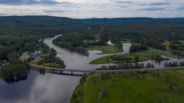 Idre Stor 'daki hava panoramik görüntüsü. Sterdal lven ve Storon nehri. İsveç, Temmuz 2019