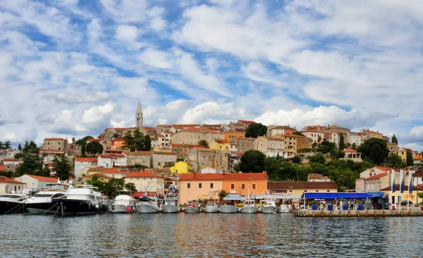 VRSAR CROACIA: Vista al puerto deportivo y al casco antiguo de Vrsar, Istria, Croacia — Foto de Stock