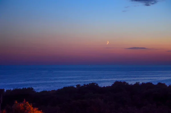 Spettacolare tramonto sul mare dalla spiaggia del campeggio naturista di Cervar Parenzo, Istria, Croazia — Foto Stock