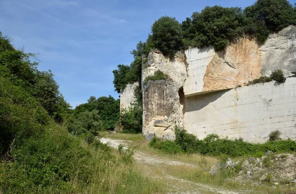 Caverna romana histórica da pedreira Romanae na vista de Vinkuran, região da Ístria da Croácia — Fotografia de Stock