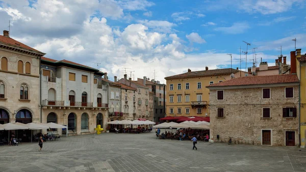 プーラ、クロアチア、イストリア半島: 古代ローマ アウグストゥスと市内の繁華街の市庁舎 — ストック写真