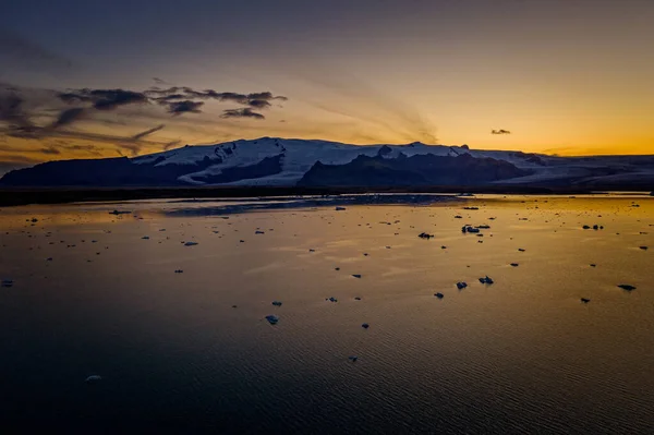 Bella vista degli iceberg nella laguna del ghiacciaio di Jokulsarlon, Vatnajokull National Park, Islanda, settembre 2019. Aereo drone colpo . — Foto Stock